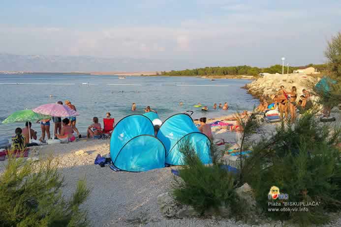 Šatori s turistima između tamarisa