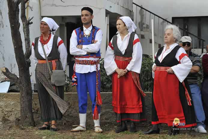 Virska nošnja plave i crvene boje