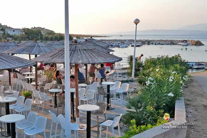 Moderno uređeni Beach bar povrh plaže Biskupljača na otoku Viru