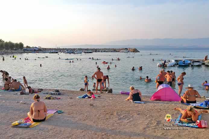 Kupači na ulazu u plažu Biskupljača