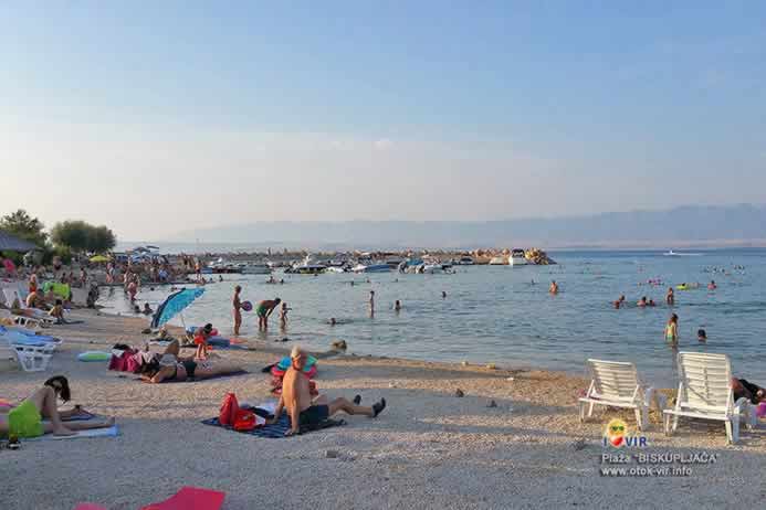 Sunčanju u kasno poslije podne na plaži Biskupljača na Viru