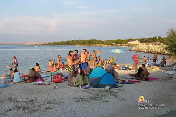 Mladi ljudi uživaju na plaži u suton