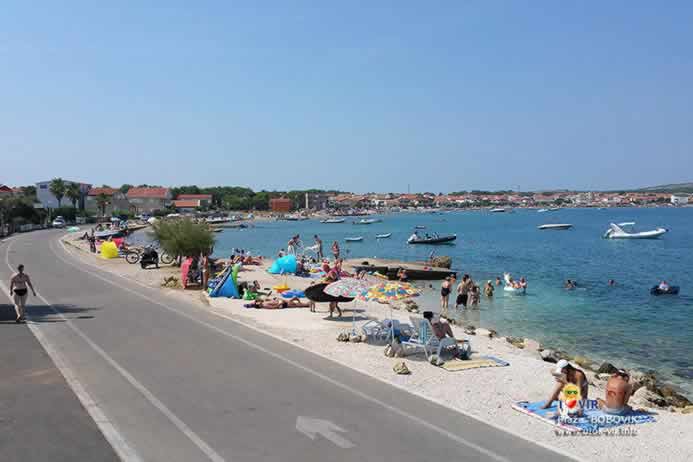 Sunčanje i kupanje na plaži Bobovik u Viru