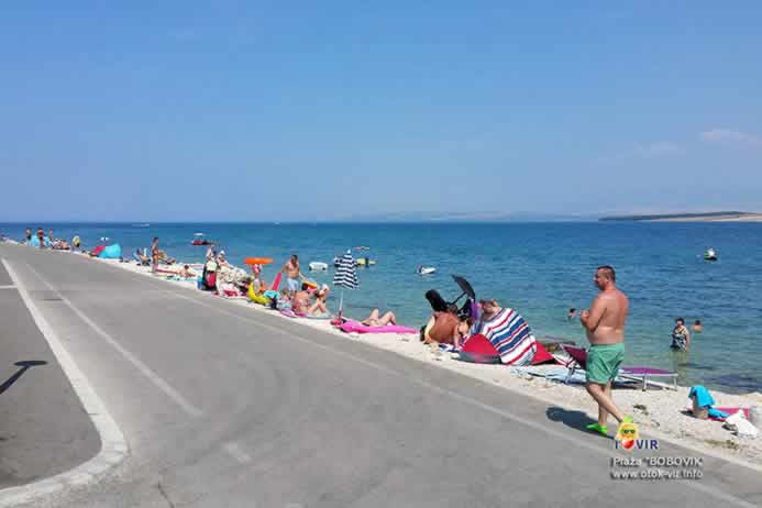 Šetnja cestom uz plažu za sunčanog dana