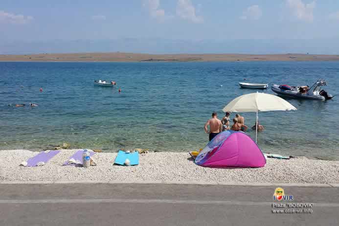 Plaža pokraj kanala Nove Povljene s pogledom na otok Pag i planinu Velebit