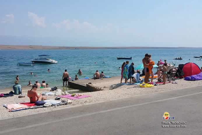 Kupanje i sunčanje na plaži uz cestu