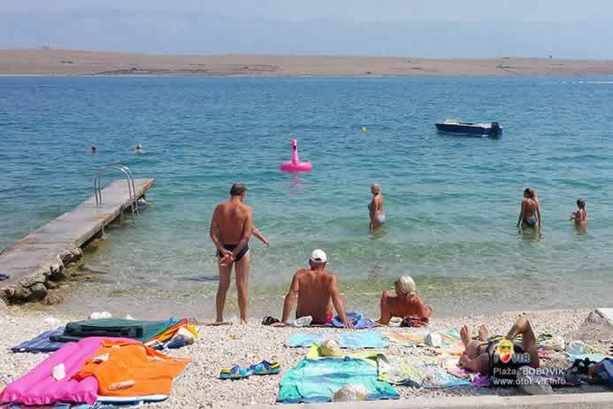 Šljunčano betoniran mol s pogledom na planinu Velebit