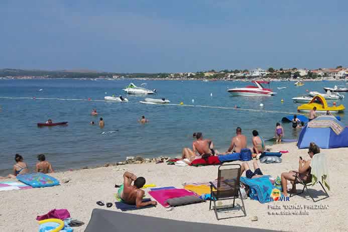 Sunčanje i kupanje na plaži Donja Prezida Vir