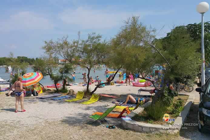 Zelenilo i hladovina na plaži Donja Prezida Vir