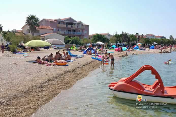 Pedalina i kupači na šljunačanoj plaži Donja Prezida Vir