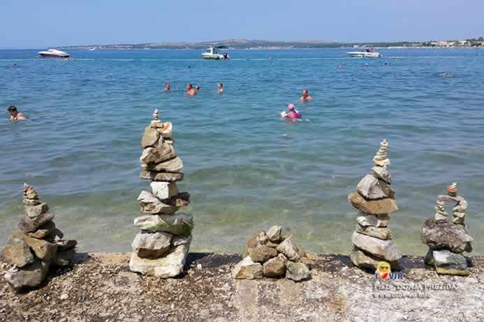 Skulptura od kamena na plaži Donja Prezida Vir