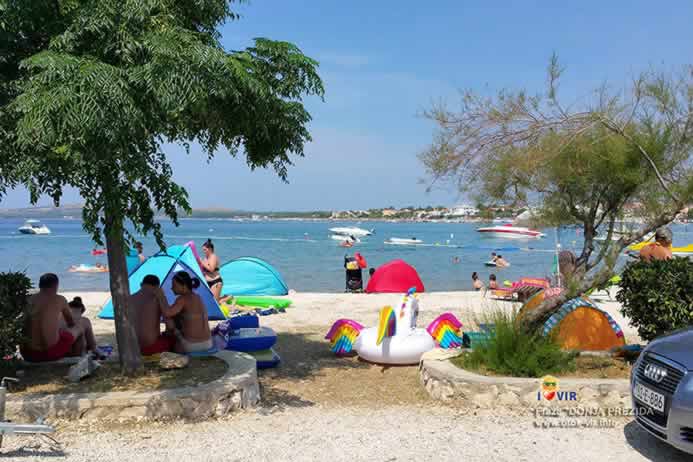 Zelenilo i hladovina na plaži Donja Prezida Vir