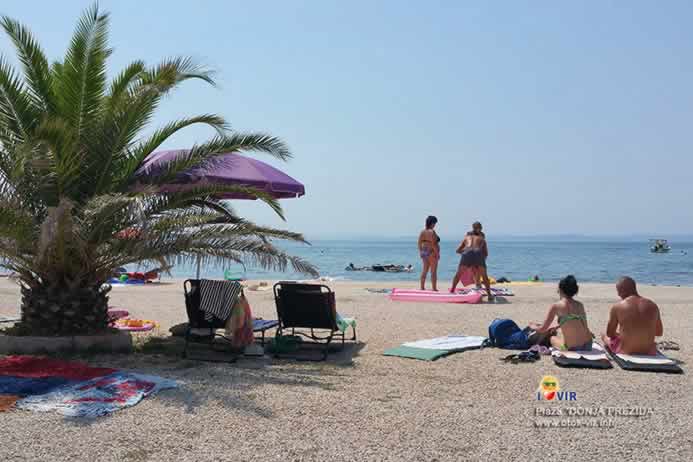 Plaža s ležaljkama za sunčanje