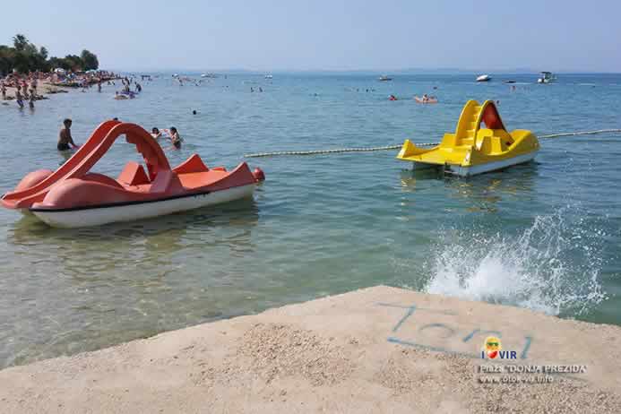 Crvena i žuta pedalina na plaži Donja Prezida