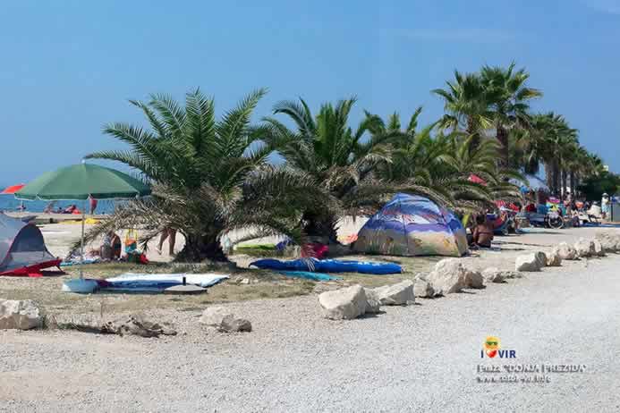 Mediteranske palme i turisti na Viru