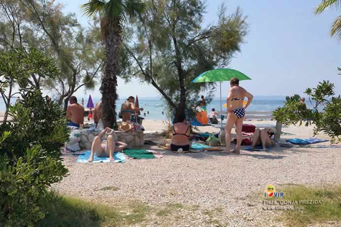 Turisti uživaju u hladovini zelenila i pogledom na more