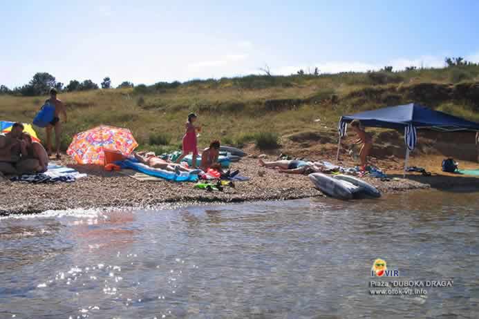 Sunčanje na prirodnoj plaži