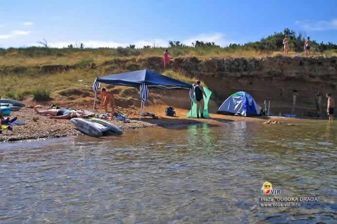 Plava tenda šator i rekviziti na prirodnoj divljoj plaži