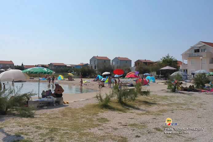 Turisti na plaži Gornja Prezida na Viru