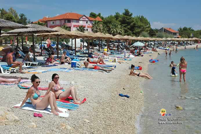 Sunčanje i kupanje na plaži Jadro Vir