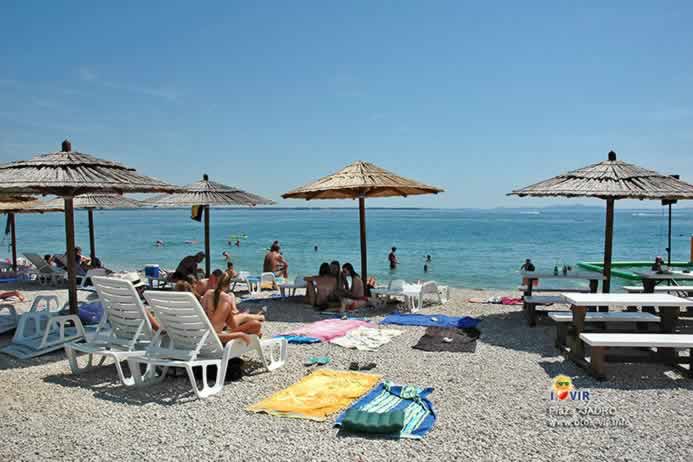 Turisti na plaži Jadro na Viru