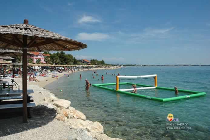 Pogled iz Beach bara na plažu Jadro i odbojku u moru