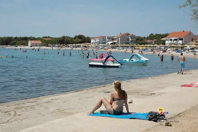 Djevojka na sunčanoj betoniranoj plaži Jadro na Viru