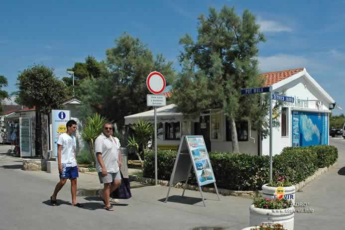 Turisti ispred turističkog ureda općine Vir ispred plaže Jadro na Viru