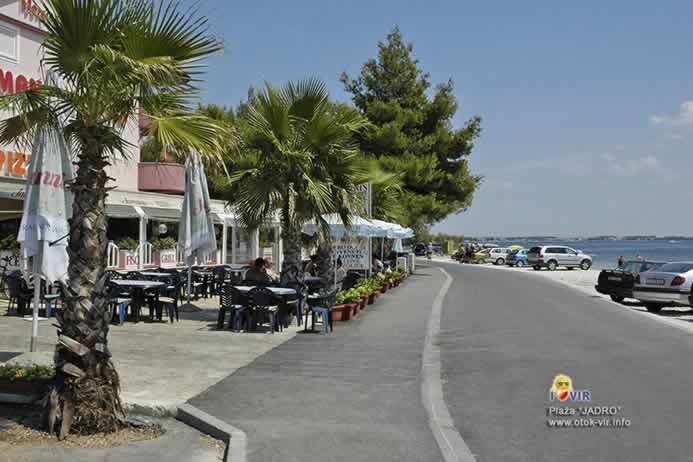 Asfaltirana cesta ispred plaže Jadro nedaleko od pizzerie