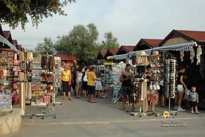 Tržnica sa suvenirima pored plaže Jadro i nedaleko od trga svetog Jurja na Viru