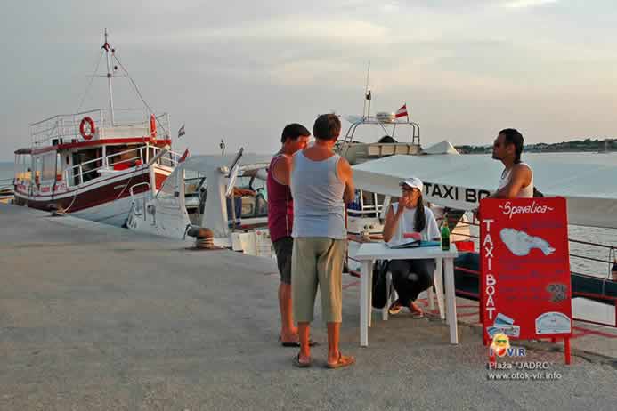 Taxi boat usidren na molu Jadro