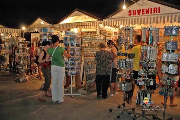 Turisti na tržnici Jadro biraju suvenire