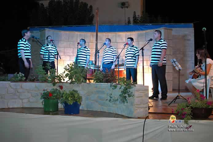 Virska klapa od šest pjevača na pozornici u slopu virskog ljeta