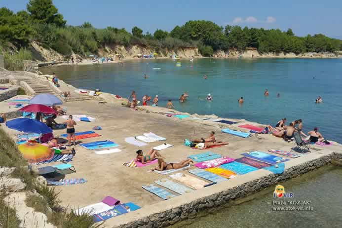 Sunčanje i kupanje na plaži Kozjak na Viru