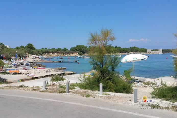 Kamena plaža uz cestu s pogledom na venecijansku utvrdu