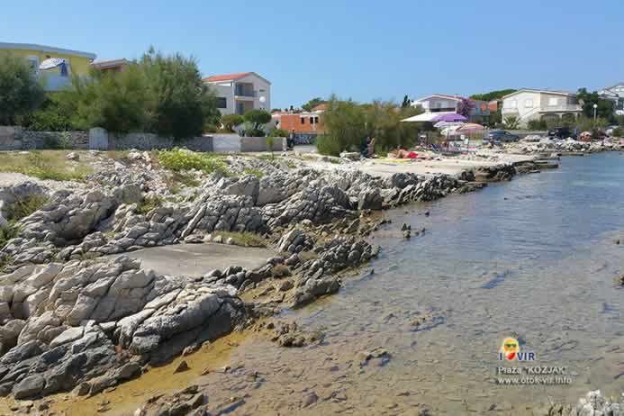 Stjene koje se uzdižu uz obalu poput brusa