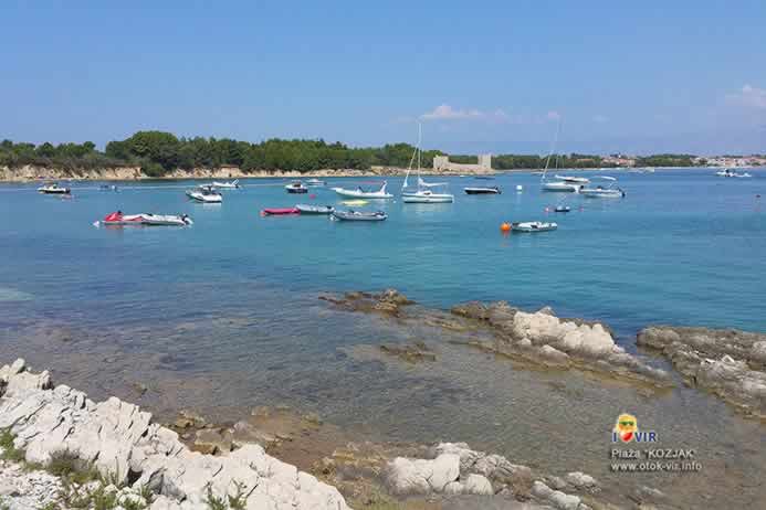 Kamena morska plaža s pogledom na venecijansku utvrdu