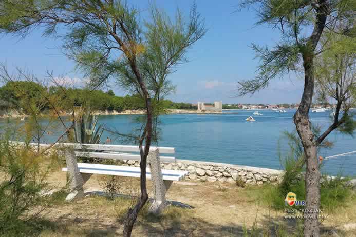 Klupica u zelenilu s pogledom na Kaštelinu