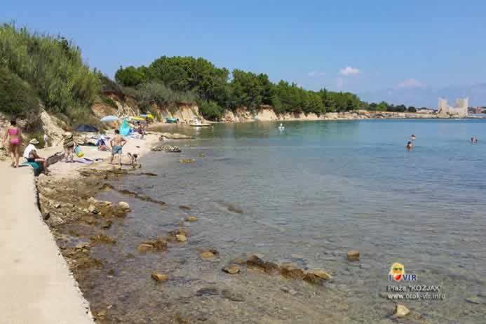 Betonirana obala koja vodi na pješćanu plažu i utvrdu Kaštelina