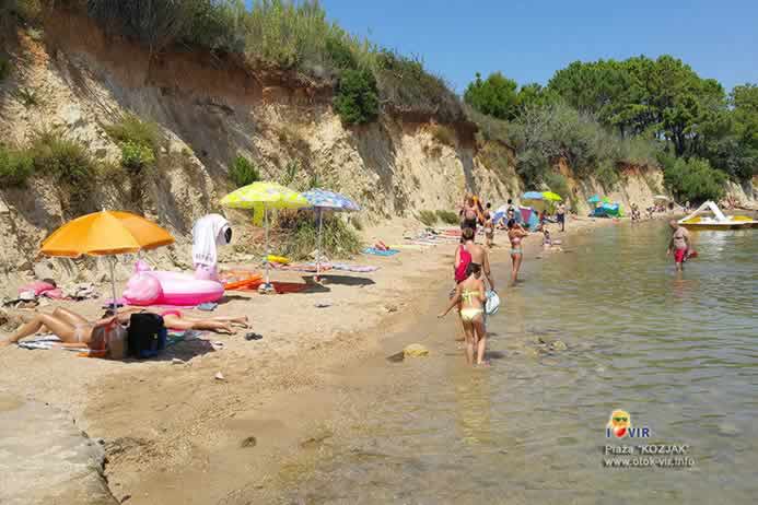 Kupači na pješćanoj plaži