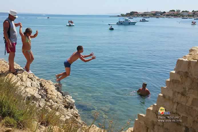 Kupanje i skakanje s bedema Kašteline u more