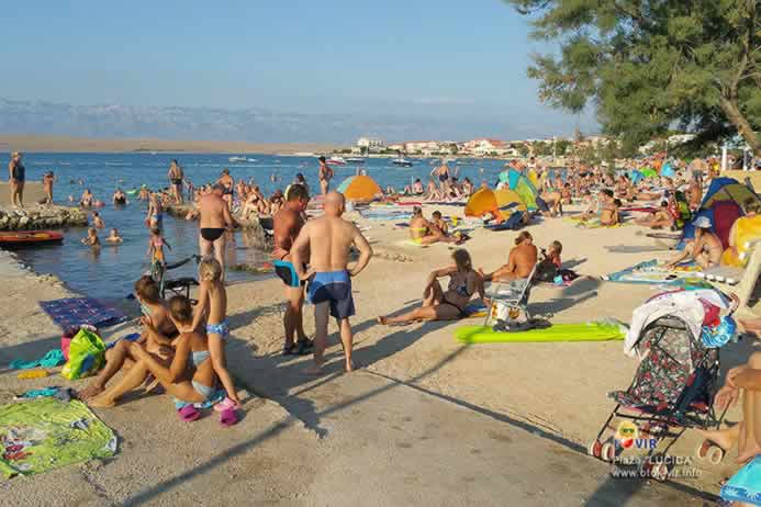 Sunčanje i kupanje na plaži Lučica na Viru