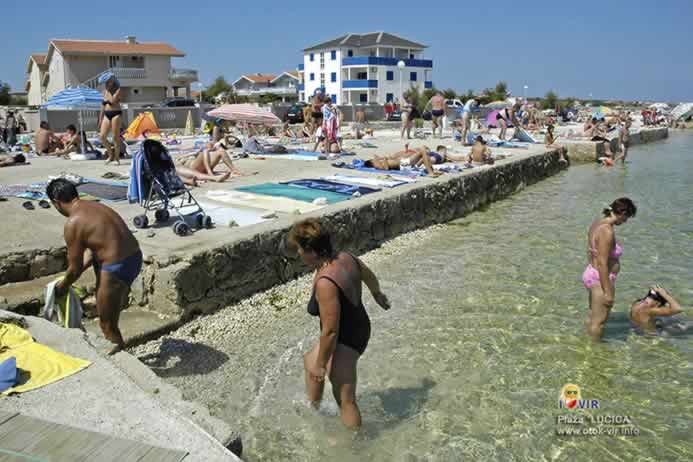 Izlaz kupača iz mora na plaži Lučica