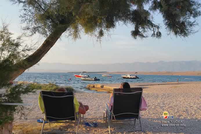 Odmor u hladovini zelenog tamarisa i prekrasnim pogledom na planinu Velebit