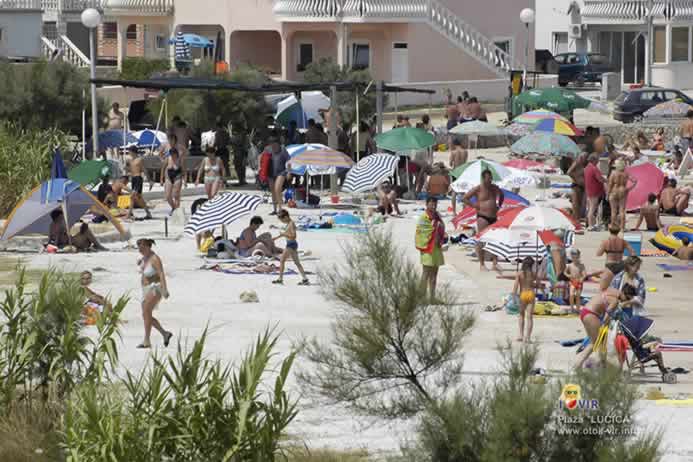 Prepuna plaža turista