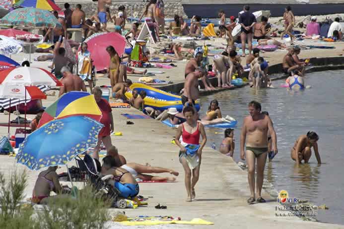 Sunčanje i kupanje na plaži Lučica na otoku Viru