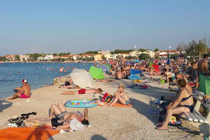 Šodrana plaža sa kupačima