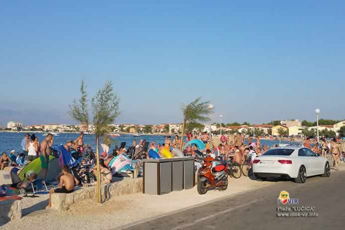 Prilazna cesta uz plažu sa parkiranim vozilima