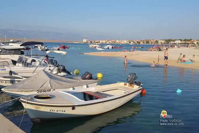 Marina sa usidrenim brodićima u uvali Lučica