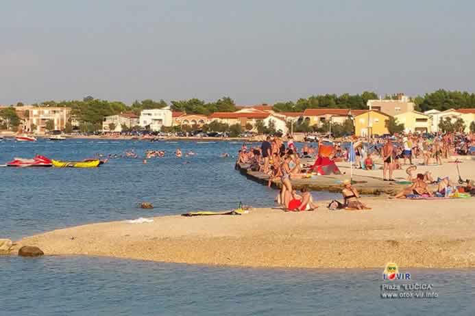 Šljunčana obala sa turistima na plaži